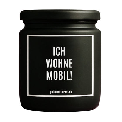 Duftkerze mit Spruch von geilstekerze ist der neue Geschenketrend. Diese witzige Kerze Vegane Bio-Kerze mit Spruch – ICH WOHNE MOBIL! brennt mega lange sagenhafte 80 Stunde, hochwertige ätherische Öle schaffen beste Duftverteilung. Mit 1400 lustigen Sprüchen perfekt zum Verschenken. Handgemacht in Deutschland von geilstekerze.de -Die beste Duftkerze die du kaufen kannst.