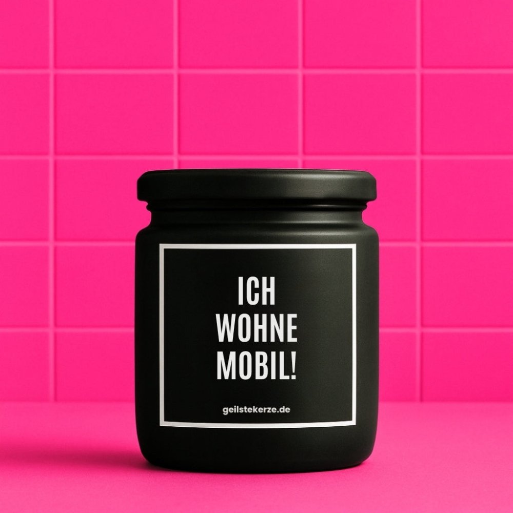 Duftkerze mit Spruch von geilstekerze ist der neue Geschenketrend. Diese witzige Kerze Vegane Bio-Kerze mit Spruch – ICH WOHNE MOBIL! brennt mega lange sagenhafte 80 Stunde, hochwertige ätherische Öle schaffen beste Duftverteilung. Mit 1400 lustigen Sprüchen perfekt zum Verschenken. Handgemacht in Deutschland von geilstekerze.de -Die beste Duftkerze die du kaufen kannst.