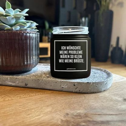 Duftkerze mit Spruch von geilstekerze ist der neue Geschenketrend. Diese witzige Kerze Vegane Bio-Kerze mit Spruch – ICH WÜNSCHTE MEINE PROBLEME WÄREN SO KLEIN WIE MEINE BRÜSTE. brennt mega lange sagenhafte 80 Stunde, hochwertige ätherische Öle schaffen beste Duftverteilung. Mit 1400 lustigen Sprüchen perfekt zum Verschenken. Handgemacht in Deutschland von geilstekerze.de -Die beste Duftkerze die du kaufen kannst.
