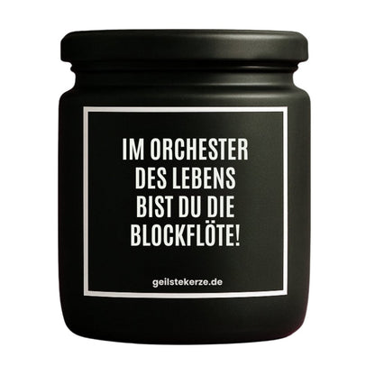 Duftkerze mit Spruch von geilstekerze ist der neue Geschenketrend. Diese witzige Kerze Vegane Bio-Kerze mit Spruch – IM ORCHESTER DES LEBENS BIST DU DIE BLOCKFLÖTE! brennt mega lange sagenhafte 80 Stunde, hochwertige ätherische Öle schaffen beste Duftverteilung. Mit 1400 lustigen Sprüchen perfekt zum Verschenken. Handgemacht in Deutschland von geilstekerze.de -Die beste Duftkerze die du kaufen kannst.