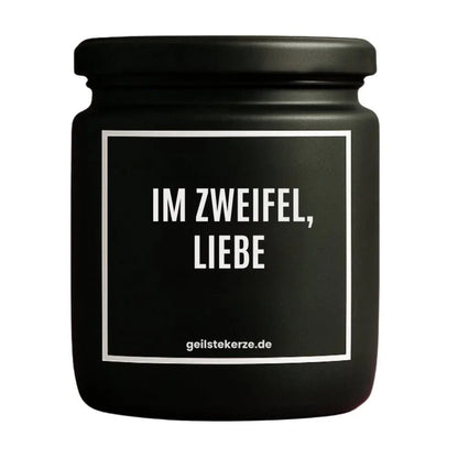 IM ZWEIFEL LIEBE Duftkerze Detail – weißes Sojawachs, handgemacht