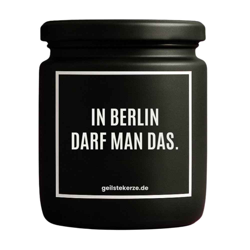 Duftkerze mit Spruch von geilstekerze ist der neue Geschenketrend. Diese witzige Kerze Vegane Bio-Kerze mit Spruch – IN BERLIN DARF MAN DAS. brennt mega lange sagenhafte 80 Stunde, hochwertige ätherische Öle schaffen beste Duftverteilung. Mit 1400 lustigen Sprüchen perfekt zum Verschenken. Handgemacht in Deutschland von geilstekerze.de -Die beste Duftkerze die du kaufen kannst.