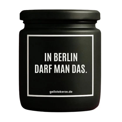 Duftkerze mit Spruch von geilstekerze ist der neue Geschenketrend. Diese witzige Kerze Vegane Bio-Kerze mit Spruch – IN BERLIN DARF MAN DAS. brennt mega lange sagenhafte 80 Stunde, hochwertige ätherische Öle schaffen beste Duftverteilung. Mit 1400 lustigen Sprüchen perfekt zum Verschenken. Handgemacht in Deutschland von geilstekerze.de -Die beste Duftkerze die du kaufen kannst.