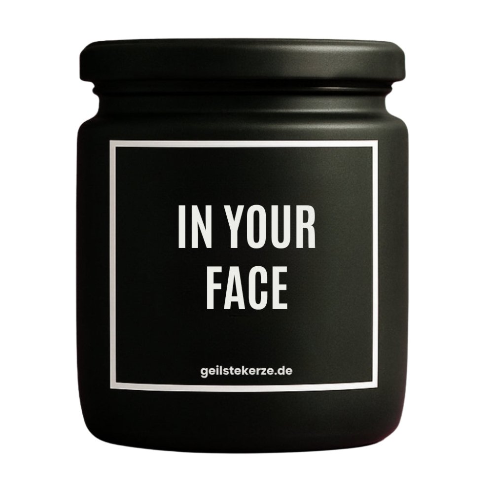 Duftkerze mit Spruch von geilstekerze ist der neue Geschenketrend. Diese witzige Kerze Vegane Bio-Kerze mit Spruch – IN YOUR FACE brennt mega lange sagenhafte 80 Stunde, hochwertige ätherische Öle schaffen beste Duftverteilung. Mit 1400 lustigen Sprüchen perfekt zum Verschenken. Handgemacht in Deutschland von geilstekerze.de -Die beste Duftkerze die du kaufen kannst.