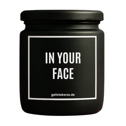 Duftkerze mit Spruch von geilstekerze ist der neue Geschenketrend. Diese witzige Kerze Vegane Bio-Kerze mit Spruch – IN YOUR FACE brennt mega lange sagenhafte 80 Stunde, hochwertige ätherische Öle schaffen beste Duftverteilung. Mit 1400 lustigen Sprüchen perfekt zum Verschenken. Handgemacht in Deutschland von geilstekerze.de -Die beste Duftkerze die du kaufen kannst.