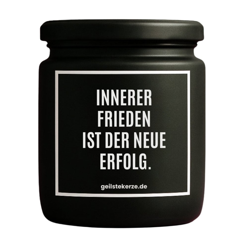 Duftkerze mit Spruch von geilstekerze ist der neue Geschenketrend. Diese witzige Kerze Vegane Bio-Kerze mit Spruch – INNERER FRIEDEN IST DER NEUE ERFOLG. brennt mega lange sagenhafte 80 Stunde, hochwertige ätherische Öle schaffen beste Duftverteilung. Mit 1400 lustigen Sprüchen perfekt zum Verschenken. Handgemacht in Deutschland von geilstekerze.de -Die beste Duftkerze die du kaufen kannst.