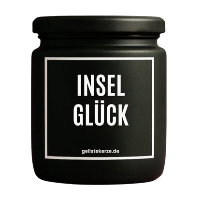 Duftkerze mit Spruch von geilstekerze ist der neue Geschenketrend. Diese witzige Kerze Vegane Bio-Kerze mit Spruch – INSELGLÜCK brennt mega lange sagenhafte 80 Stunde, hochwertige ätherische Öle schaffen beste Duftverteilung. Mit 1400 lustigen Sprüchen perfekt zum Verschenken. Handgemacht in Deutschland von geilstekerze.de -Die beste Duftkerze die du kaufen kannst.