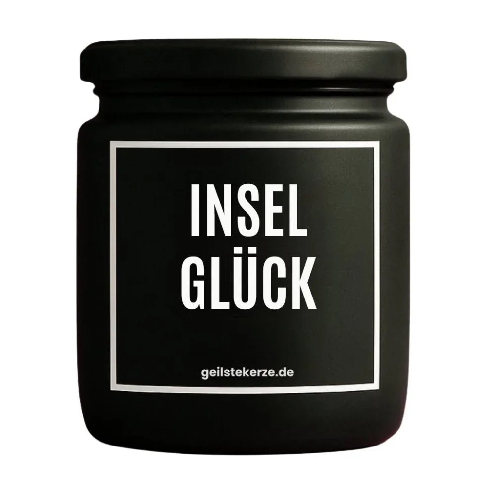 Duftkerze mit Spruch von geilstekerze ist der neue Geschenketrend. Diese witzige Kerze Vegane Bio-Kerze mit Spruch – INSELGLÜCK brennt mega lange sagenhafte 80 Stunde, hochwertige ätherische Öle schaffen beste Duftverteilung. Mit 1400 lustigen Sprüchen perfekt zum Verschenken. Handgemacht in Deutschland von geilstekerze.de -Die beste Duftkerze die du kaufen kannst.