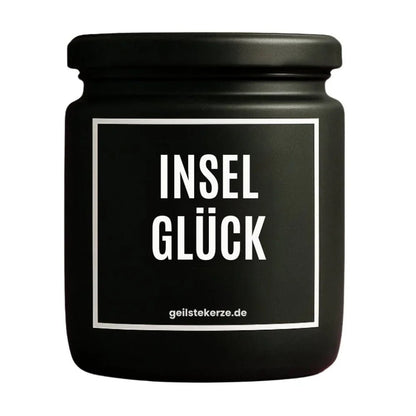 Duftkerze mit Spruch von geilstekerze ist der neue Geschenketrend. Diese witzige Kerze Vegane Bio-Kerze mit Spruch – INSELGLÜCK brennt mega lange sagenhafte 80 Stunde, hochwertige ätherische Öle schaffen beste Duftverteilung. Mit 1400 lustigen Sprüchen perfekt zum Verschenken. Handgemacht in Deutschland von geilstekerze.de -Die beste Duftkerze die du kaufen kannst.