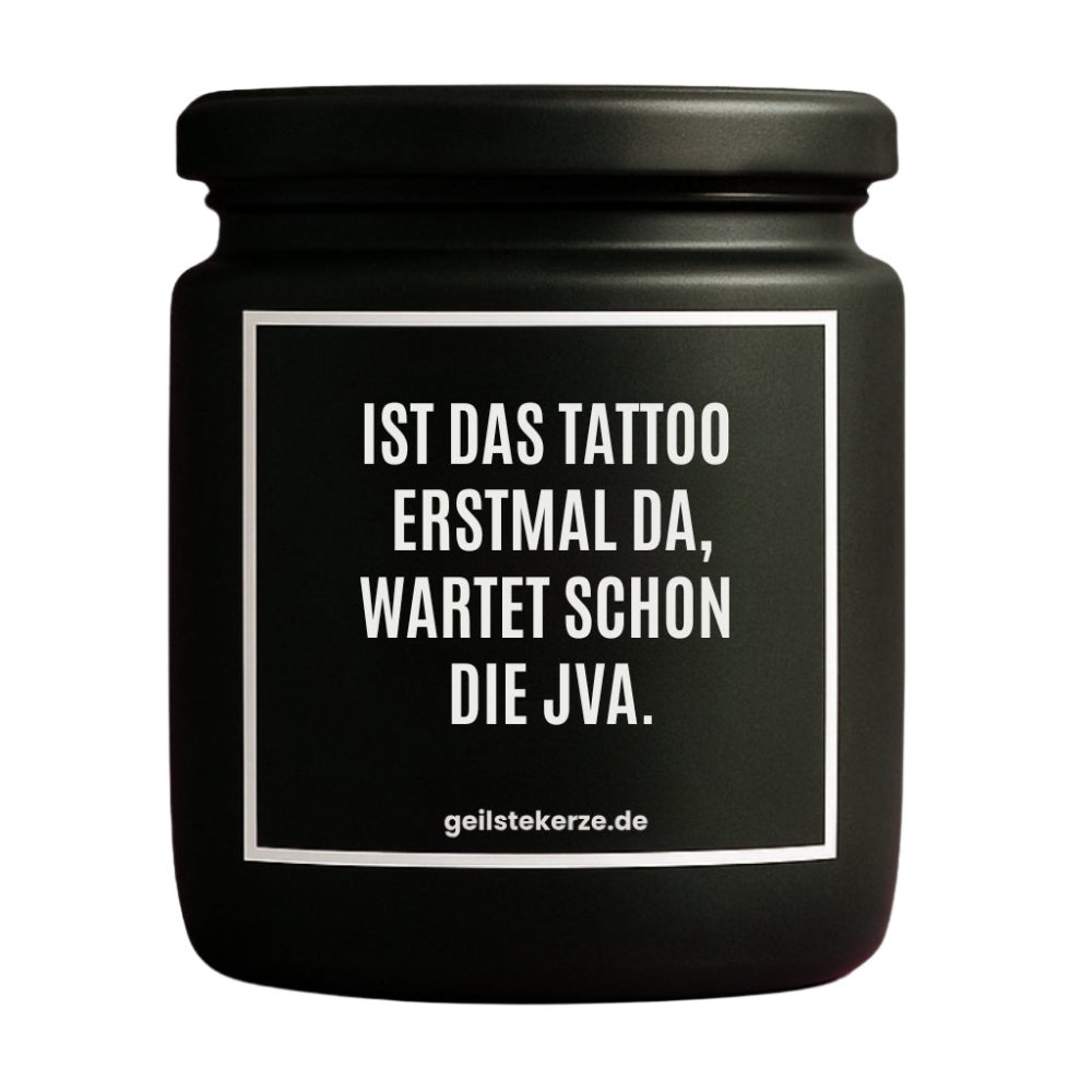 Duftkerze mit Spruch von geilstekerze ist der neue Geschenketrend. Diese witzige Kerze Vegane Bio-Kerze mit Spruch – IST DAS TATTOO ERSTMAL DA, WARTET SCHON DIE JVA. brennt mega lange sagenhafte 80 Stunde, hochwertige ätherische Öle schaffen beste Duftverteilung. Mit 1400 lustigen Sprüchen perfekt zum Verschenken. Handgemacht in Deutschland von geilstekerze.de -Die beste Duftkerze die du kaufen kannst.