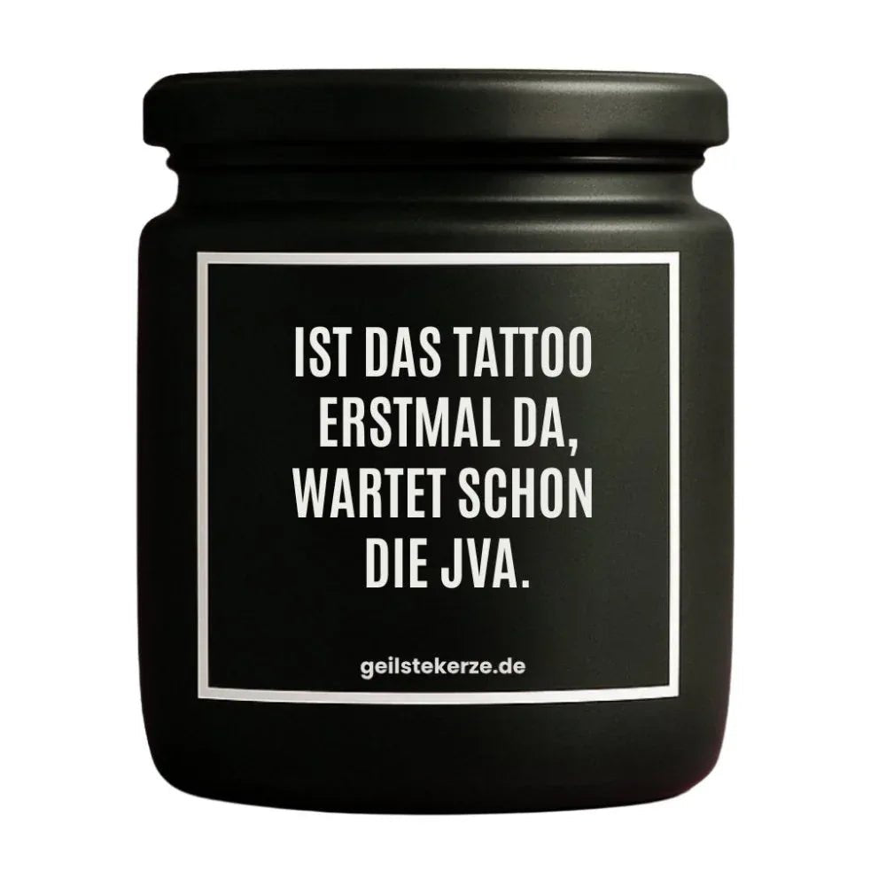 Vegane Bio-Kerze mit Spruch – IST DAS TATTOO ERSTMAL DA, WARTET SCHON DIE JVA.