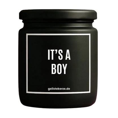 Duftkerze mit Spruch von geilstekerze ist der neue Geschenketrend. Diese witzige Kerze Vegane Bio-Kerze mit Spruch – IT’S A BOY brennt mega lange sagenhafte 80 Stunde, hochwertige ätherische Öle schaffen beste Duftverteilung. Mit 1400 lustigen Sprüchen perfekt zum Verschenken. Handgemacht in Deutschland von geilstekerze.de -Die beste Duftkerze die du kaufen kannst.