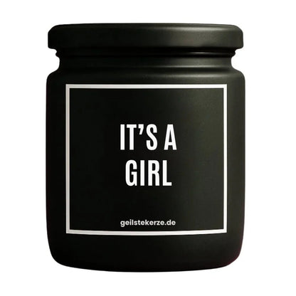 Duftkerze mit Spruch von geilstekerze ist der neue Geschenketrend. Diese witzige Kerze Vegane Bio-Kerze mit Spruch – IT’S A GIRL brennt mega lange sagenhafte 80 Stunde, hochwertige ätherische Öle schaffen beste Duftverteilung. Mit 1400 lustigen Sprüchen perfekt zum Verschenken. Handgemacht in Deutschland von geilstekerze.de -Die beste Duftkerze die du kaufen kannst.