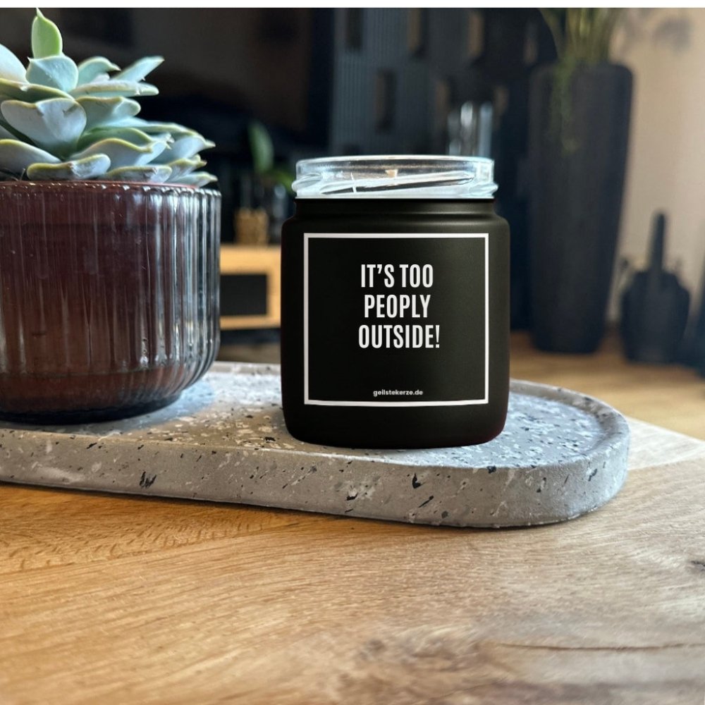 Duftkerze mit Spruch von geilstekerze ist der neue Geschenketrend. Diese witzige Kerze Vegane Bio-Kerze mit Spruch – IT'S TOO PEOPLEY OUTSIDE! brennt mega lange sagenhafte 80 Stunde, hochwertige ätherische Öle schaffen beste Duftverteilung. Mit 1400 lustigen Sprüchen perfekt zum Verschenken. Handgemacht in Deutschland von geilstekerze.de -Die beste Duftkerze die du kaufen kannst.