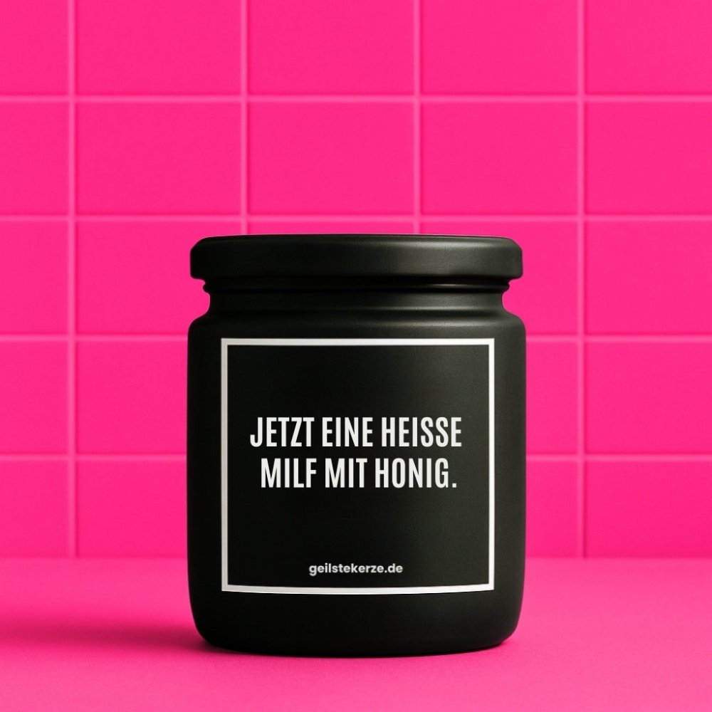 Duftkerze mit Spruch von geilstekerze ist der neue Geschenketrend. Diese witzige Kerze Vegane Bio-Kerze mit Spruch – JETZT EINE HEISSE MILF MIT HONIG brennt mega lange sagenhafte 80 Stunde, hochwertige ätherische Öle schaffen beste Duftverteilung. Mit 1400 lustigen Sprüchen perfekt zum Verschenken. Handgemacht in Deutschland von geilstekerze.de -Die beste Duftkerze die du kaufen kannst.