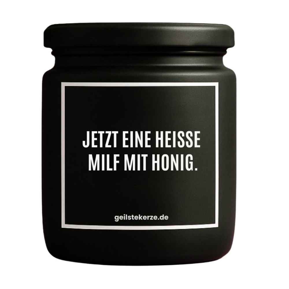 Duftkerze mit Spruch von geilstekerze ist der neue Geschenketrend. Diese witzige Kerze Vegane Bio-Kerze mit Spruch – JETZT EINE HEISSE MILF MIT HONIG brennt mega lange sagenhafte 80 Stunde, hochwertige ätherische Öle schaffen beste Duftverteilung. Mit 1400 lustigen Sprüchen perfekt zum Verschenken. Handgemacht in Deutschland von geilstekerze.de -Die beste Duftkerze die du kaufen kannst.