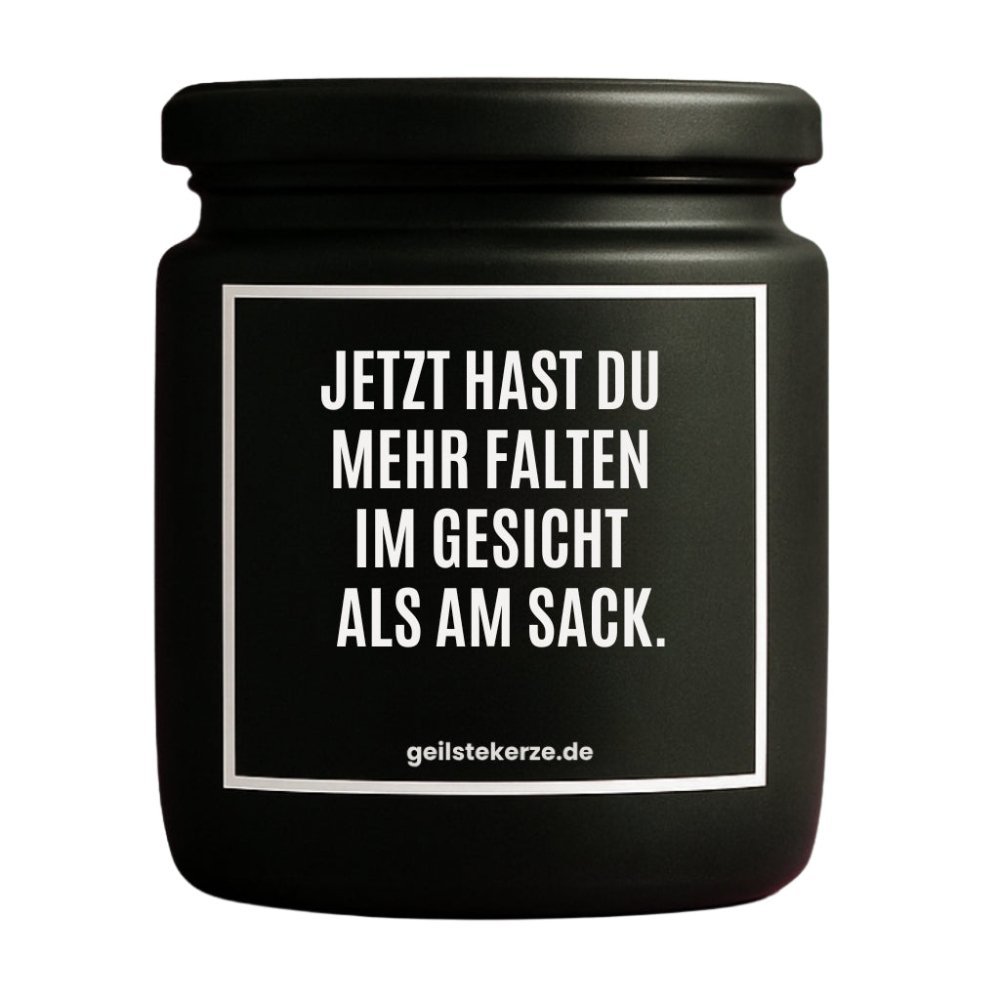 Duftkerze mit Spruch von geilstekerze ist der neue Geschenketrend. Diese witzige Kerze Vegane Bio-Kerze mit Spruch – JETZT HAST DU MEHR FALTEN IM GESICHT ALS AM SACK. brennt mega lange sagenhafte 80 Stunde, hochwertige ätherische Öle schaffen beste Duftverteilung. Mit 1400 lustigen Sprüchen perfekt zum Verschenken. Handgemacht in Deutschland von geilstekerze.de -Die beste Duftkerze die du kaufen kannst.