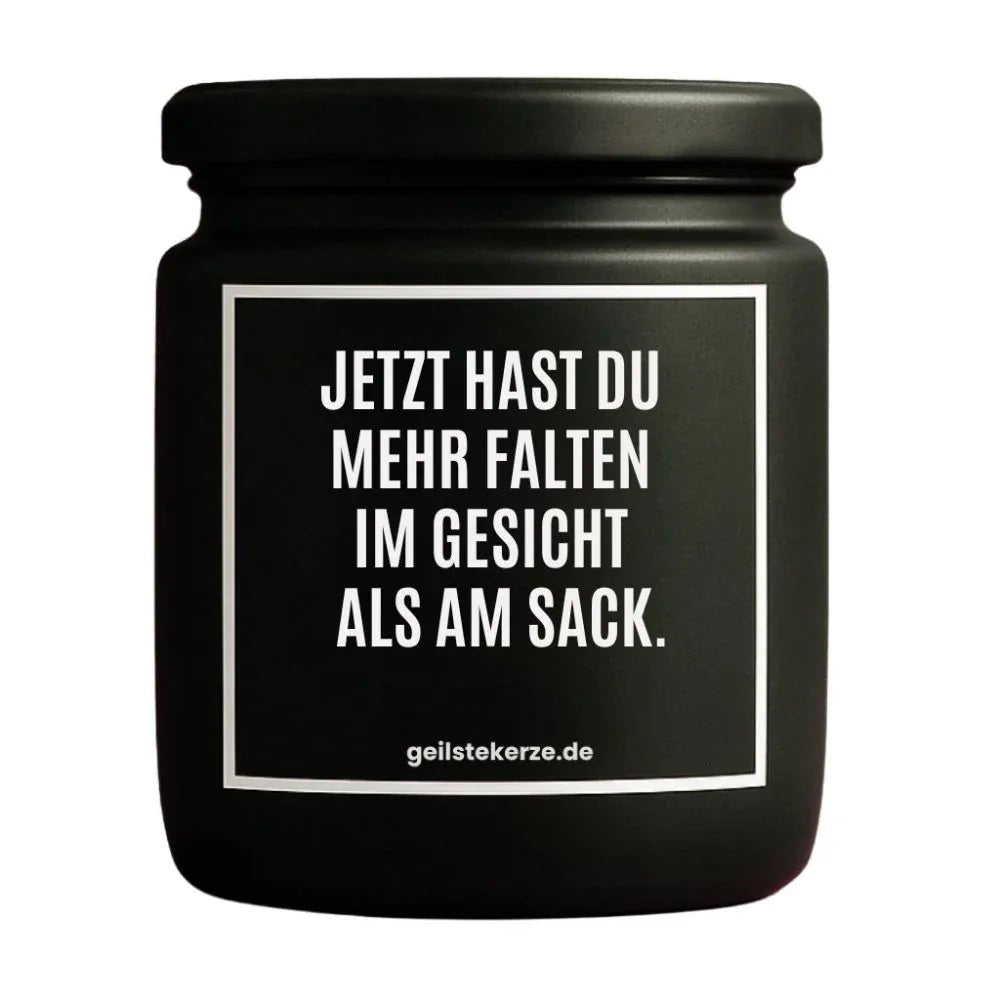 Duftkerze mit Spruch von geilstekerze ist der neue Geschenketrend. Diese witzige Kerze Vegane Bio-Kerze mit Spruch – JETZT HAST DU MEHR FALTEN IM GESICHT ALS AM SACK. brennt mega lange sagenhafte 80 Stunde, hochwertige ätherische Öle schaffen beste Duftverteilung. Mit 1400 lustigen Sprüchen perfekt zum Verschenken. Handgemacht in Deutschland von geilstekerze.de -Die beste Duftkerze die du kaufen kannst.