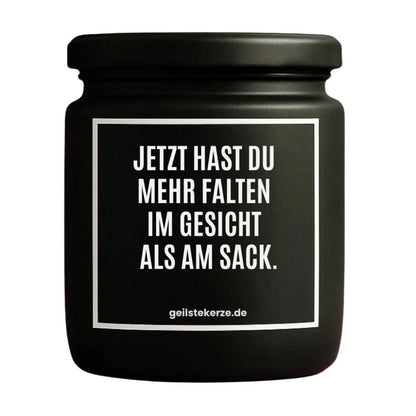 Duftkerze mit Spruch von geilstekerze ist der neue Geschenketrend. Diese witzige Kerze Vegane Bio-Kerze mit Spruch – JETZT HAST DU MEHR FALTEN IM GESICHT ALS AM SACK. brennt mega lange sagenhafte 80 Stunde, hochwertige ätherische Öle schaffen beste Duftverteilung. Mit 1400 lustigen Sprüchen perfekt zum Verschenken. Handgemacht in Deutschland von geilstekerze.de -Die beste Duftkerze die du kaufen kannst.