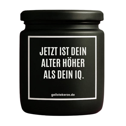 Duftkerze mit Spruch von geilstekerze ist der neue Geschenketrend. Diese witzige Kerze Vegane Bio-Kerze mit Spruch – JETZT IST DEIN ALTER HÖHER ALS DEIN IQ. brennt mega lange sagenhafte 80 Stunde, hochwertige ätherische Öle schaffen beste Duftverteilung. Mit 1400 lustigen Sprüchen perfekt zum Verschenken. Handgemacht in Deutschland von geilstekerze.de -Die beste Duftkerze die du kaufen kannst.