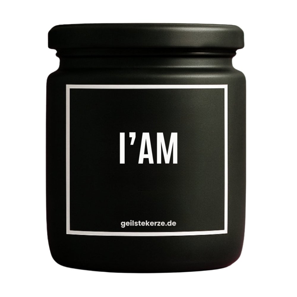 Duftkerze mit Spruch von geilstekerze ist der neue Geschenketrend. Diese witzige Kerze Vegane Bio-Kerze mit Spruch – JZ! I‘AM brennt mega lange sagenhafte 80 Stunde, hochwertige ätherische Öle schaffen beste Duftverteilung. Mit 1400 lustigen Sprüchen perfekt zum Verschenken. Handgemacht in Deutschland von geilstekerze.de -Die beste Duftkerze die du kaufen kannst.