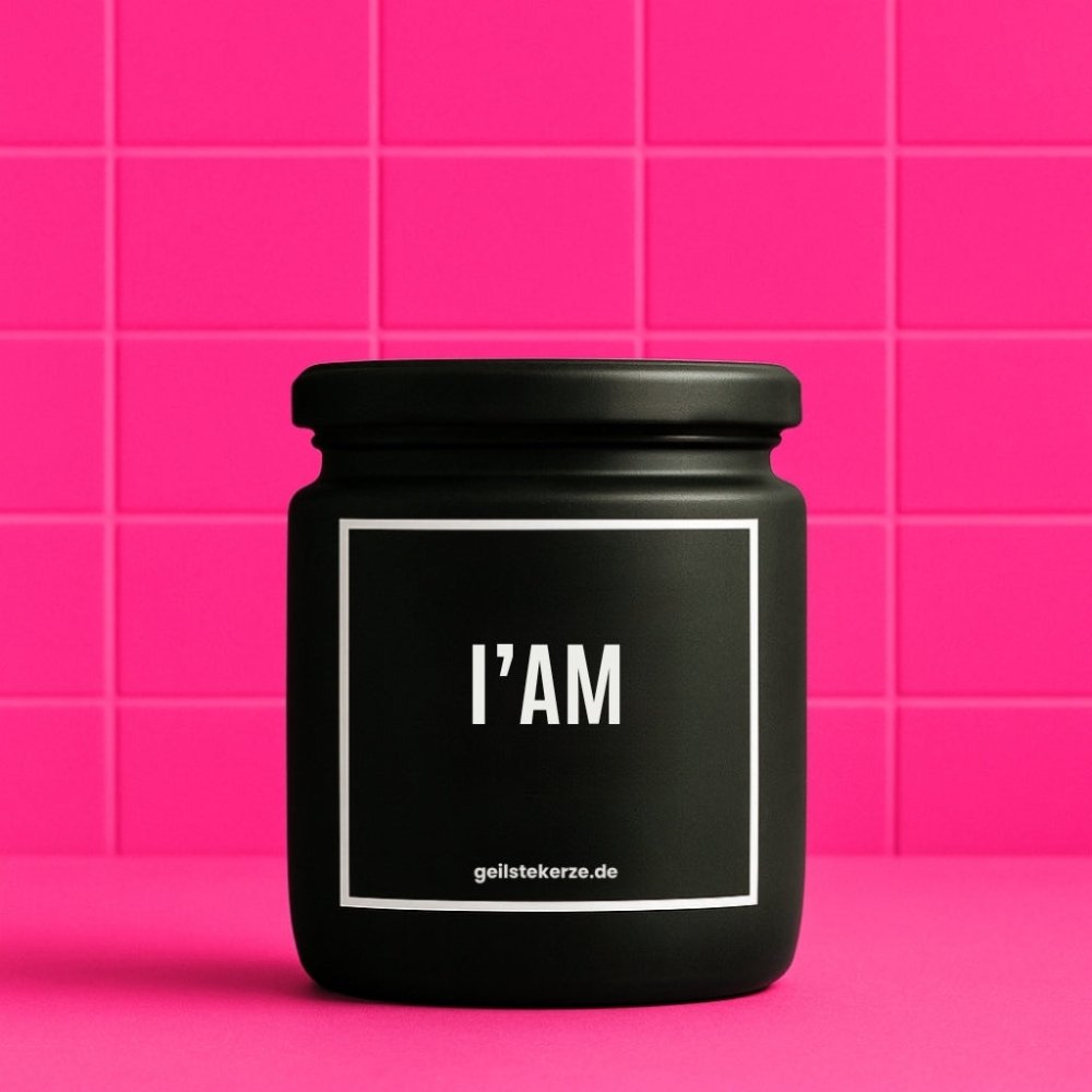 Duftkerze mit Spruch von geilstekerze ist der neue Geschenketrend. Diese witzige Kerze Vegane Bio-Kerze mit Spruch – JZ! I‘AM brennt mega lange sagenhafte 80 Stunde, hochwertige ätherische Öle schaffen beste Duftverteilung. Mit 1400 lustigen Sprüchen perfekt zum Verschenken. Handgemacht in Deutschland von geilstekerze.de -Die beste Duftkerze die du kaufen kannst.