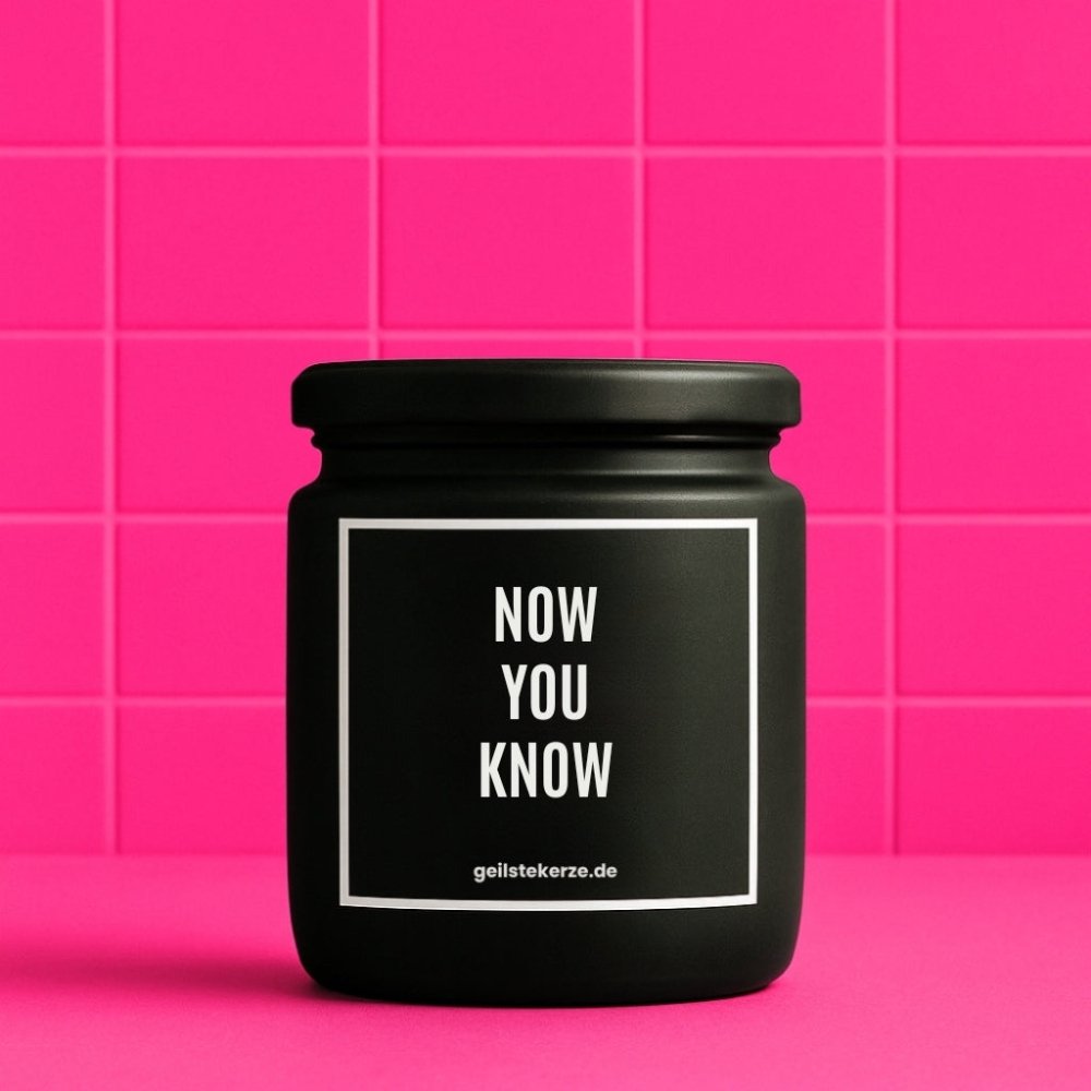 Duftkerze mit Spruch von geilstekerze ist der neue Geschenketrend. Diese witzige Kerze Vegane Bio-Kerze mit Spruch – JZ! NOW YOU KNOW brennt mega lange sagenhafte 80 Stunde, hochwertige ätherische Öle schaffen beste Duftverteilung. Mit 1400 lustigen Sprüchen perfekt zum Verschenken. Handgemacht in Deutschland von geilstekerze.de -Die beste Duftkerze die du kaufen kannst.