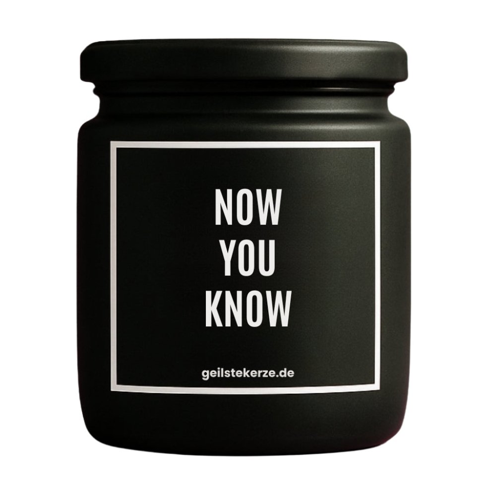 Duftkerze mit Spruch von geilstekerze ist der neue Geschenketrend. Diese witzige Kerze Vegane Bio-Kerze mit Spruch – JZ! NOW YOU KNOW brennt mega lange sagenhafte 80 Stunde, hochwertige ätherische Öle schaffen beste Duftverteilung. Mit 1400 lustigen Sprüchen perfekt zum Verschenken. Handgemacht in Deutschland von geilstekerze.de -Die beste Duftkerze die du kaufen kannst.