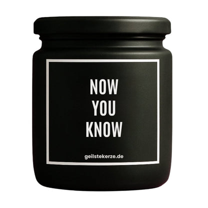 Duftkerze mit Spruch von geilstekerze ist der neue Geschenketrend. Diese witzige Kerze Vegane Bio-Kerze mit Spruch – JZ! NOW YOU KNOW brennt mega lange sagenhafte 80 Stunde, hochwertige ätherische Öle schaffen beste Duftverteilung. Mit 1400 lustigen Sprüchen perfekt zum Verschenken. Handgemacht in Deutschland von geilstekerze.de -Die beste Duftkerze die du kaufen kannst.