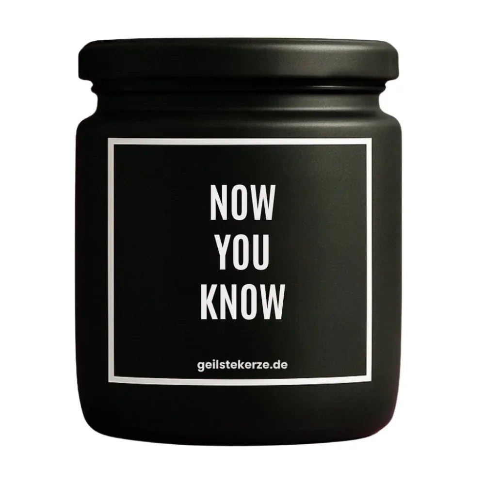 Duftkerze mit Spruch von geilstekerze ist der neue Geschenketrend. Diese witzige Kerze Vegane Bio-Kerze mit Spruch – JZ! NOW YOU KNOW brennt mega lange sagenhafte 80 Stunde, hochwertige ätherische Öle schaffen beste Duftverteilung. Mit 1400 lustigen Sprüchen perfekt zum Verschenken. Handgemacht in Deutschland von geilstekerze.de -Die beste Duftkerze die du kaufen kannst.