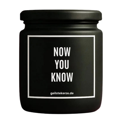 Duftkerze mit Spruch von geilstekerze ist der neue Geschenketrend. Diese witzige Kerze Vegane Bio-Kerze mit Spruch – JZ! NOW YOU KNOW brennt mega lange sagenhafte 80 Stunde, hochwertige ätherische Öle schaffen beste Duftverteilung. Mit 1400 lustigen Sprüchen perfekt zum Verschenken. Handgemacht in Deutschland von geilstekerze.de -Die beste Duftkerze die du kaufen kannst.