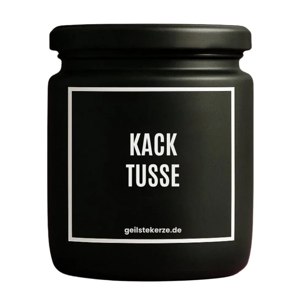 Duftkerze mit Spruch von geilstekerze ist der neue Geschenketrend. Diese witzige Kerze Vegane Bio-Kerze mit Spruch – KACK TUSSE brennt mega lange sagenhafte 80 Stunde, hochwertige ätherische Öle schaffen beste Duftverteilung. Mit 1400 lustigen Sprüchen perfekt zum Verschenken. Handgemacht in Deutschland von geilstekerze.de -Die beste Duftkerze die du kaufen kannst.