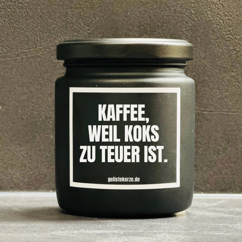 Duftkerze mit Spruch von geilstekerze ist der neue Geschenketrend. Diese witzige Kerze Vegane Bio-Kerze mit Spruch – KAFFEE WEIL KOKS ZU TEUER IST brennt mega lange sagenhafte 80 Stunde, hochwertige ätherische Öle schaffen beste Duftverteilung. Mit 1400 lustigen Sprüchen perfekt zum Verschenken. Handgemacht in Deutschland von geilstekerze.de -Die beste Duftkerze die du kaufen kannst.