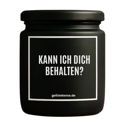 Duftkerze mit Spruch von geilstekerze ist der neue Geschenketrend. Diese witzige Kerze Vegane Bio-Kerze mit Spruch – KANN ICH DICH BEHALTEN brennt mega lange sagenhafte 80 Stunde, hochwertige ätherische Öle schaffen beste Duftverteilung. Mit 1400 lustigen Sprüchen perfekt zum Verschenken. Handgemacht in Deutschland von geilstekerze.de -Die beste Duftkerze die du kaufen kannst.