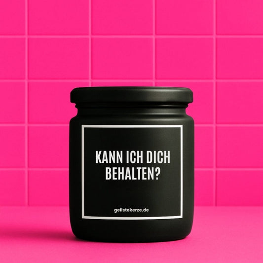 Duftkerze mit Spruch von geilstekerze ist der neue Geschenketrend. Diese witzige Kerze Vegane Bio-Kerze mit Spruch – KANN ICH DICH BEHALTEN brennt mega lange sagenhafte 80 Stunde, hochwertige ätherische Öle schaffen beste Duftverteilung. Mit 1400 lustigen Sprüchen perfekt zum Verschenken. Handgemacht in Deutschland von geilstekerze.de -Die beste Duftkerze die du kaufen kannst.