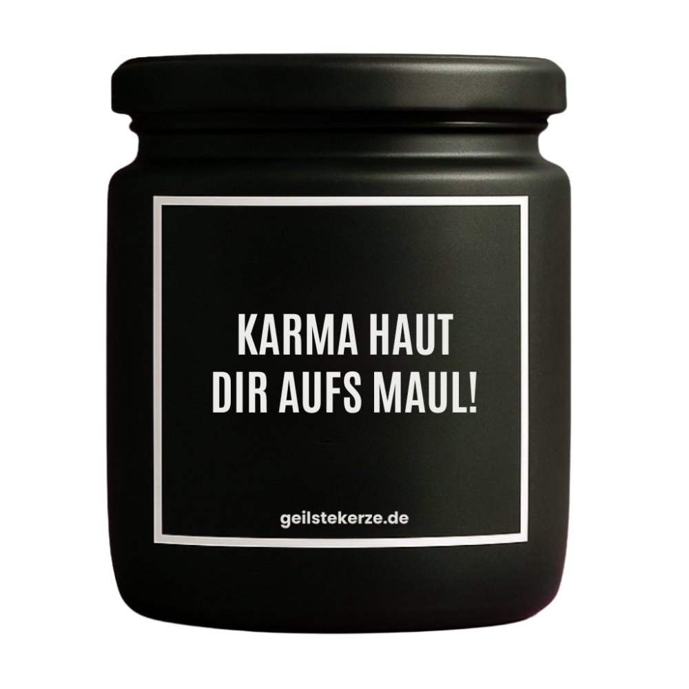 Duftkerze mit Spruch von geilstekerze ist der neue Geschenketrend. Diese witzige Kerze Vegane Bio-Kerze mit Spruch – KARMA HAUT DIR AUFS MAUL! brennt mega lange sagenhafte 80 Stunde, hochwertige ätherische Öle schaffen beste Duftverteilung. Mit 1400 lustigen Sprüchen perfekt zum Verschenken. Handgemacht in Deutschland von geilstekerze.de -Die beste Duftkerze die du kaufen kannst.