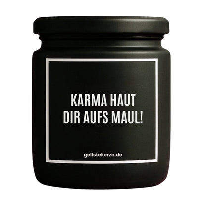 Duftkerze mit Spruch von geilstekerze ist der neue Geschenketrend. Diese witzige Kerze Vegane Bio-Kerze mit Spruch – KARMA HAUT DIR AUFS MAUL! brennt mega lange sagenhafte 80 Stunde, hochwertige ätherische Öle schaffen beste Duftverteilung. Mit 1400 lustigen Sprüchen perfekt zum Verschenken. Handgemacht in Deutschland von geilstekerze.de -Die beste Duftkerze die du kaufen kannst.