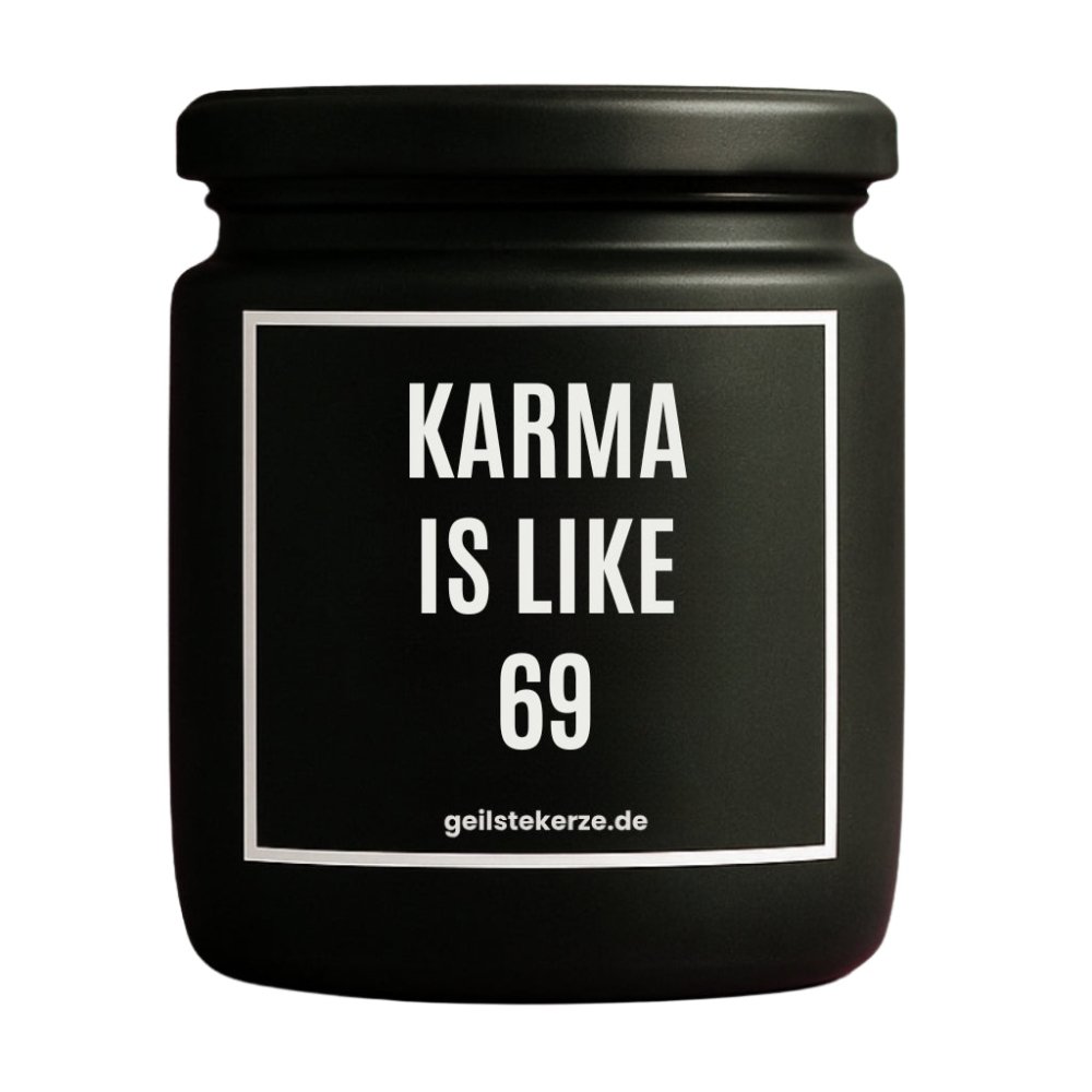 Duftkerze mit Spruch von geilstekerze ist der neue Geschenketrend. Diese witzige Kerze Vegane Bio-Kerze mit Spruch – KARMA IS LIKE 69 brennt mega lange sagenhafte 80 Stunde, hochwertige ätherische Öle schaffen beste Duftverteilung. Mit 1400 lustigen Sprüchen perfekt zum Verschenken. Handgemacht in Deutschland von geilstekerze.de -Die beste Duftkerze die du kaufen kannst.