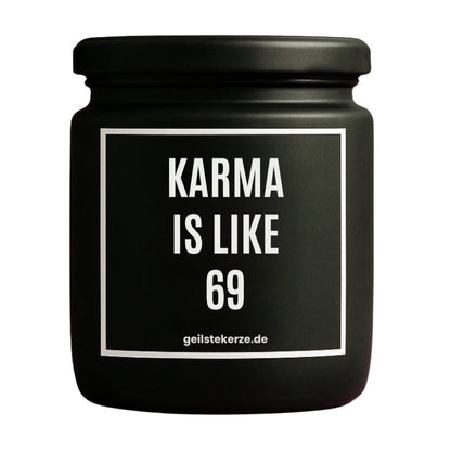 Duftkerze mit Spruch von geilstekerze ist der neue Geschenketrend. Diese witzige Kerze Vegane Bio-Kerze mit Spruch – KARMA IS LIKE 69 brennt mega lange sagenhafte 80 Stunde, hochwertige ätherische Öle schaffen beste Duftverteilung. Mit 1400 lustigen Sprüchen perfekt zum Verschenken. Handgemacht in Deutschland von geilstekerze.de -Die beste Duftkerze die du kaufen kannst.