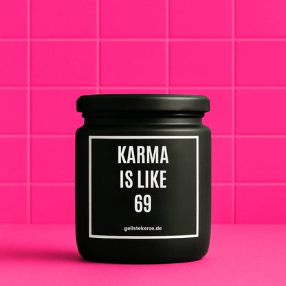 Duftkerze mit Spruch von geilstekerze ist der neue Geschenketrend. Diese witzige Kerze Vegane Bio-Kerze mit Spruch – KARMA IS LIKE 69 brennt mega lange sagenhafte 80 Stunde, hochwertige ätherische Öle schaffen beste Duftverteilung. Mit 1400 lustigen Sprüchen perfekt zum Verschenken. Handgemacht in Deutschland von geilstekerze.de -Die beste Duftkerze die du kaufen kannst.