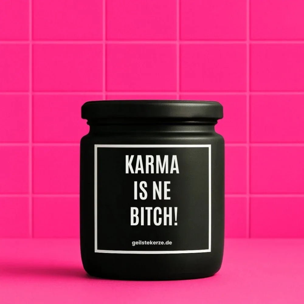 KARMA IS NE BITCH Duftkerze im Glasgefäß – weißes Sojawachs, Karma-Spruch