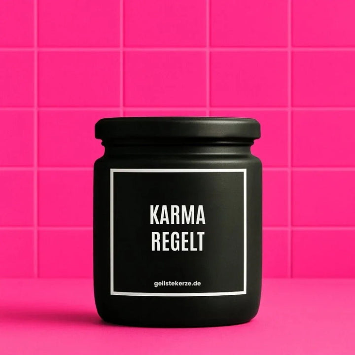 KARMA REGELT Duftkerze im Glasgefäß – weißes Sojawachs, Karma-Spruch