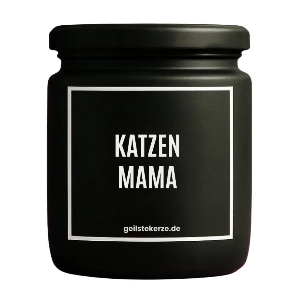 Duftkerze mit Spruch von geilstekerze ist der neue Geschenketrend. Diese witzige Kerze Vegane Bio-Kerze mit Spruch – KATZEN MAMA brennt mega lange sagenhafte 80 Stunde, hochwertige ätherische Öle schaffen beste Duftverteilung. Mit 1400 lustigen Sprüchen perfekt zum Verschenken. Handgemacht in Deutschland von geilstekerze.de -Die beste Duftkerze die du kaufen kannst.