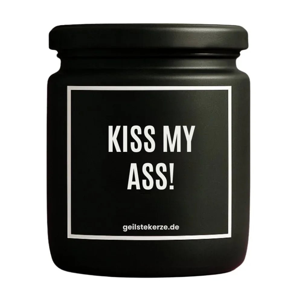Duftkerze mit Spruch von geilstekerze ist der neue Geschenketrend. Diese witzige Kerze Vegane Bio-Kerze mit Spruch – KISS MY ASS! brennt mega lange sagenhafte 80 Stunde, hochwertige ätherische Öle schaffen beste Duftverteilung. Mit 1400 lustigen Sprüchen perfekt zum Verschenken. Handgemacht in Deutschland von geilstekerze.de -Die beste Duftkerze die du kaufen kannst.