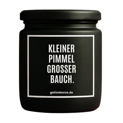 Duftkerze mit Spruch von geilstekerze ist der neue Geschenketrend. Diese witzige Kerze Vegane Bio-Kerze mit Spruch – KLEINER PIMMEL GROSSER BAUCH brennt mega lange sagenhafte 80 Stunde, hochwertige ätherische Öle schaffen beste Duftverteilung. Mit 1400 lustigen Sprüchen perfekt zum Verschenken. Handgemacht in Deutschland von geilstekerze.de -Die beste Duftkerze die du kaufen kannst.