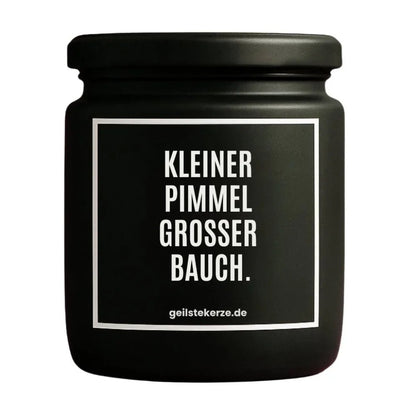 Duftkerze mit Spruch von geilstekerze ist der neue Geschenketrend. Diese witzige Kerze Vegane Bio-Kerze mit Spruch – KLEINER PIMMEL GROSSER BAUCH brennt mega lange sagenhafte 80 Stunde, hochwertige ätherische Öle schaffen beste Duftverteilung. Mit 1400 lustigen Sprüchen perfekt zum Verschenken. Handgemacht in Deutschland von geilstekerze.de -Die beste Duftkerze die du kaufen kannst.