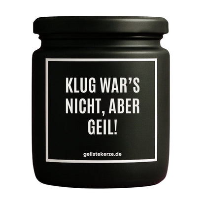 Duftkerze mit Spruch von geilstekerze ist der neue Geschenketrend. Diese witzige Kerze Vegane Bio-Kerze mit Spruch – KLUG WARS NICHT, ABER GEIL! brennt mega lange sagenhafte 80 Stunde, hochwertige ätherische Öle schaffen beste Duftverteilung. Mit 1400 lustigen Sprüchen perfekt zum Verschenken. Handgemacht in Deutschland von geilstekerze.de -Die beste Duftkerze die du kaufen kannst.