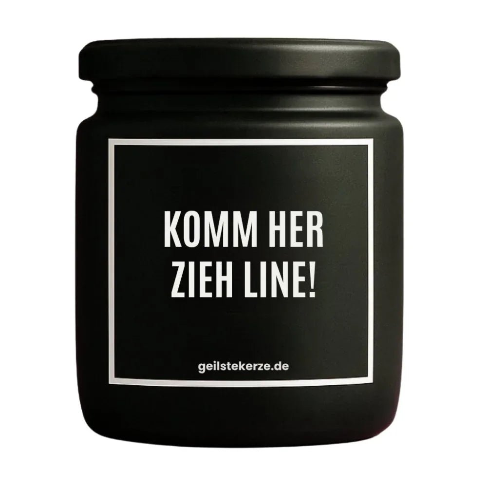 Duftkerze mit Spruch von geilstekerze ist der neue Geschenketrend. Diese witzige Kerze Vegane Bio-Kerze mit Spruch – KOMM HER ZIEH LINE! brennt mega lange sagenhafte 80 Stunde, hochwertige ätherische Öle schaffen beste Duftverteilung. Mit 1400 lustigen Sprüchen perfekt zum Verschenken. Handgemacht in Deutschland von geilstekerze.de -Die beste Duftkerze die du kaufen kannst.
