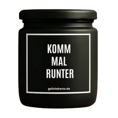 Duftkerze mit Spruch von geilstekerze ist der neue Geschenketrend. Diese witzige Kerze Vegane Bio-Kerze mit Spruch – KOMM MAL RUNTER brennt mega lange sagenhafte 80 Stunde, hochwertige ätherische Öle schaffen beste Duftverteilung. Mit 1400 lustigen Sprüchen perfekt zum Verschenken. Handgemacht in Deutschland von geilstekerze.de -Die beste Duftkerze die du kaufen kannst.