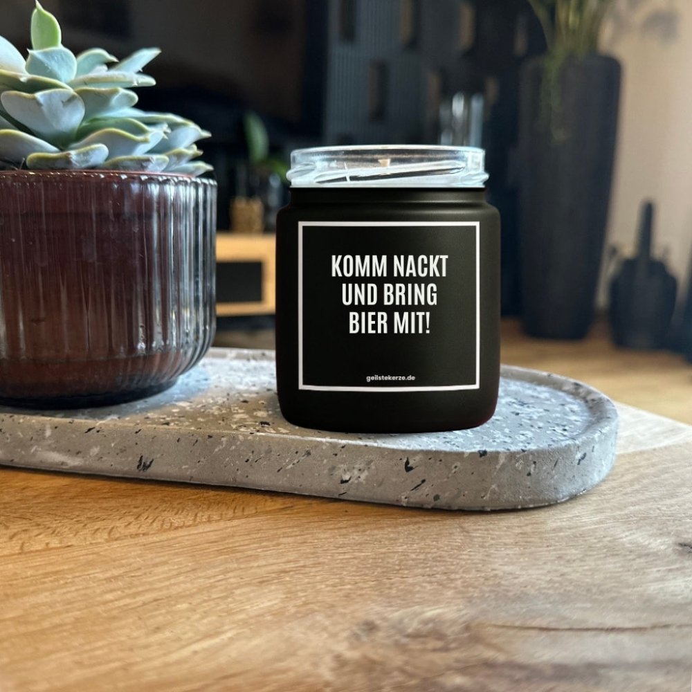 Duftkerze mit Spruch von geilstekerze ist der neue Geschenketrend. Diese witzige Kerze Vegane Bio-Kerze mit Spruch – KOMM NACKT UND BRING BIER MIT! brennt mega lange sagenhafte 80 Stunde, hochwertige ätherische Öle schaffen beste Duftverteilung. Mit 1400 lustigen Sprüchen perfekt zum Verschenken. Handgemacht in Deutschland von geilstekerze.de -Die beste Duftkerze die du kaufen kannst.